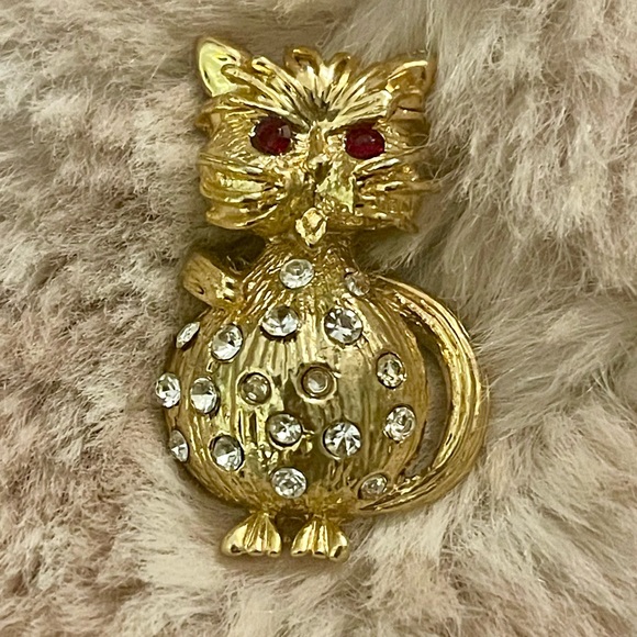 VTG Red Eyed Kitty Cat Figural Brooch Jewels Bling Rhinestones Goldtone 1 1/2" - Picture 1 of 2